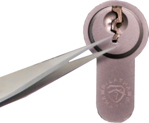 Removing-a-broken-key-with-tweezers-1024x1024